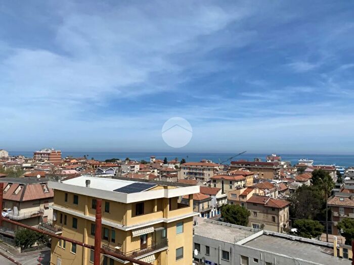 Appartamento quadrilocale in vendita in Via Cilea, Grottammare