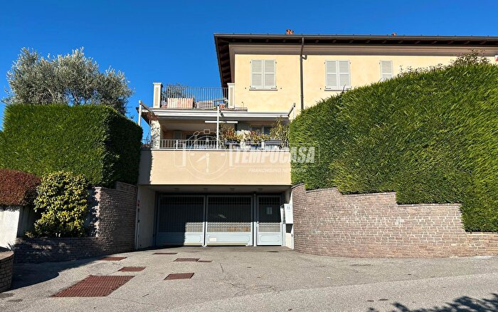 Appartamento trilocale in vendita in Via Corinto, Cantu