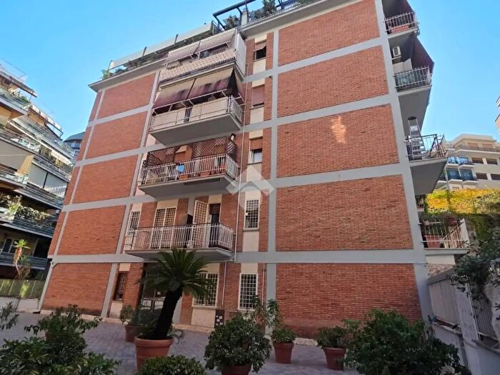 Appartamento trilocale in vendita in Via Pier Luigi Sagramoso, Roma