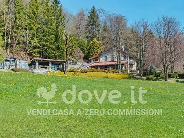 Casa con 6 locali in vendita in Dossena