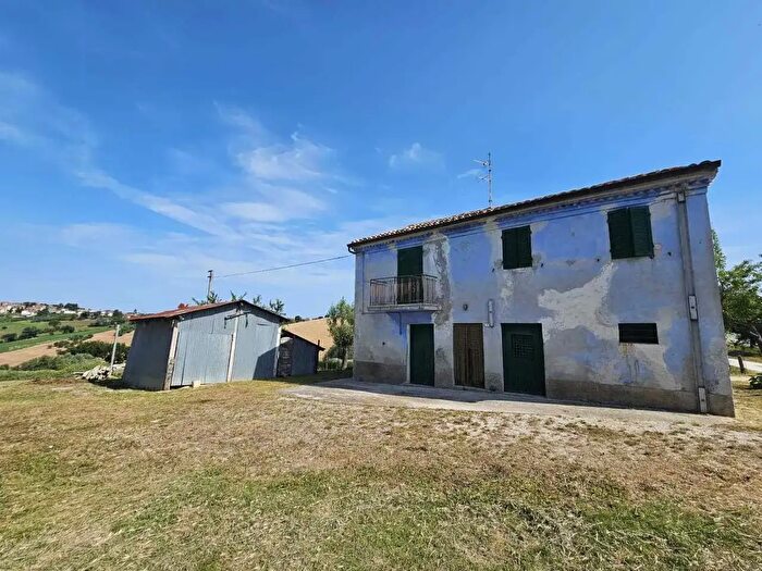 Casa con 6 locali in vendita in Belvedere Ostrense
