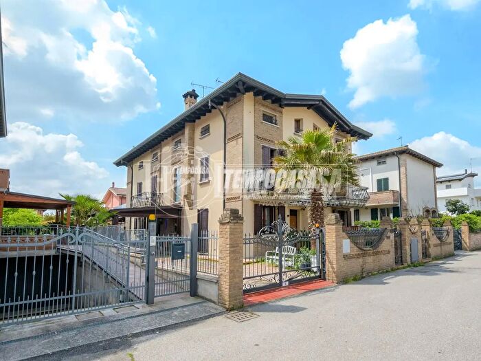 Casa con 6 locali in vendita in Via M Biagi, San Pietro In Casale