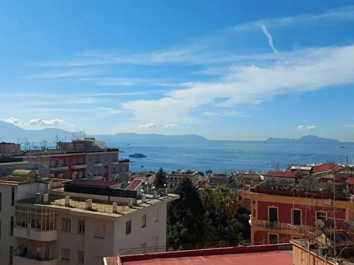 Appartamento con 6 locali in affitto in Via Tasso, Napoli