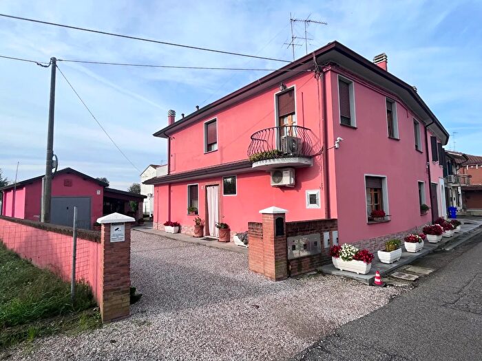 Casa con 9 locali in vendita in Riva del Po