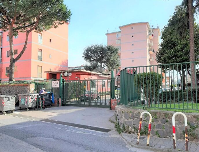 Appartamento quadrilocale in vendita in Via Villa Bisignano, Napoli