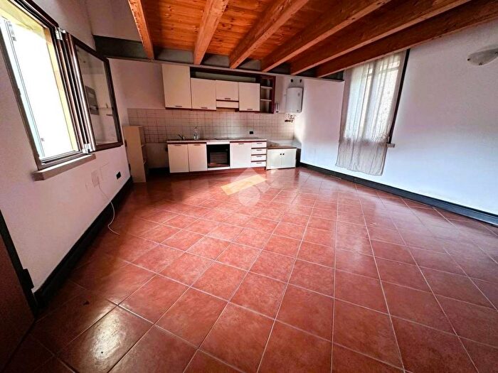 Appartamento monolocale in affitto in Centro, Roncoferraro