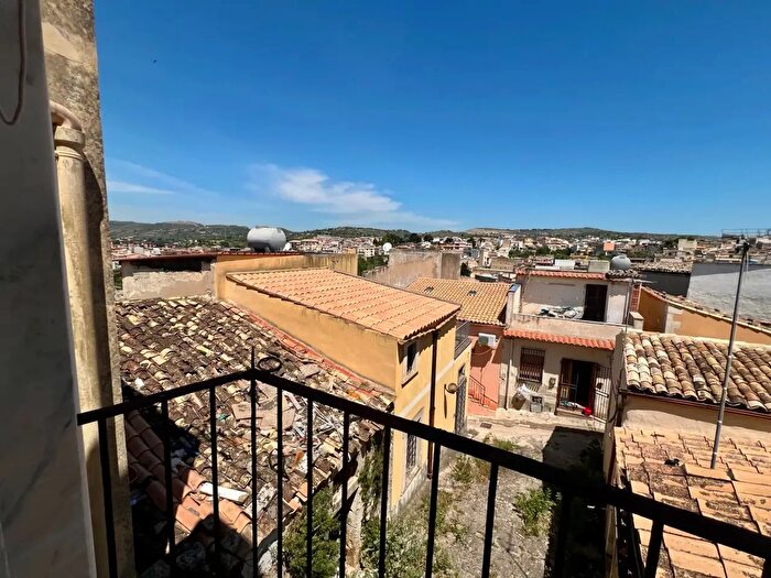 Casa con 12 locali in vendita in Noto