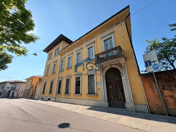 Casa con 10 locali in vendita in Via Minzoni Don, Rovato
