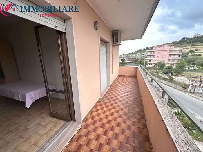 Appartamento con 5 locali in vendita in Davoli