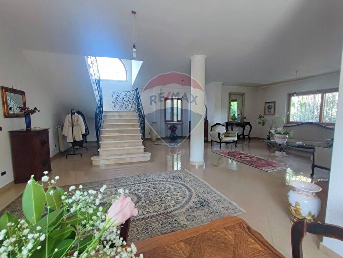 Casa con 11 locali in vendita in Località Feroni Snc, Sessa Aurunca