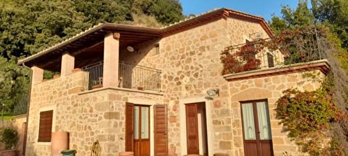 Casa con 6 locali in vendita in Semproniano