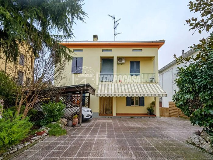 Casa con 7 locali in vendita in Strada Nuova, Fontevivo