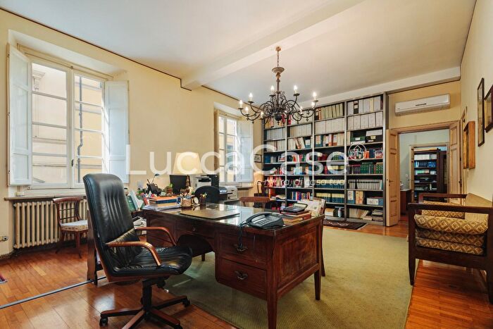 Appartamento con 7 locali in vendita in Napoleone, Lucca