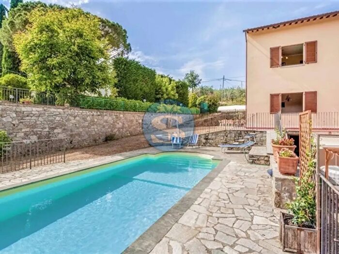 Casa con 10 locali in vendita in Castiglion Fiorentino