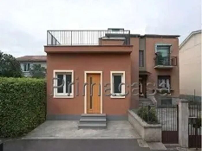 Casa bilocale in vendita in Via Petrella, Monza