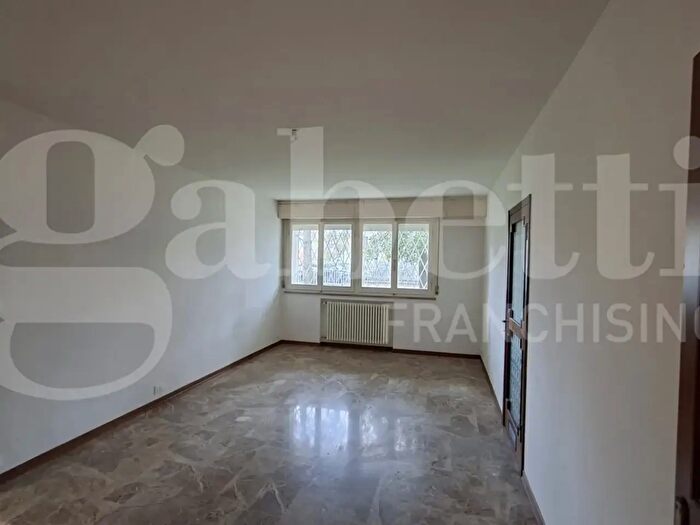 Appartamento trilocale in affitto in Via Saffi, Cento