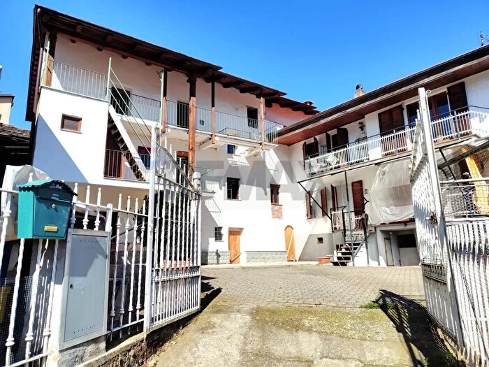 Casa con 9 locali in vendita in Via Villa, San Colombano Belmonte