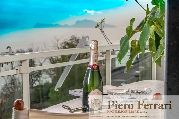 Appartamento con 10 locali in vendita in Via Petrarca Napoli, Napoli