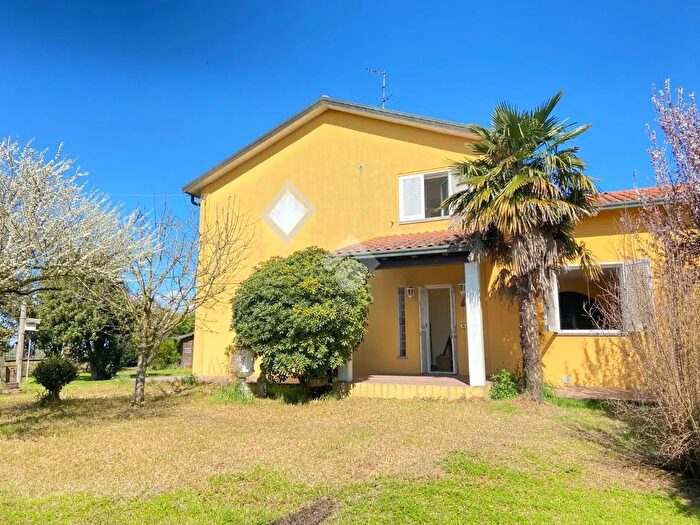 Casa con 8 locali in vendita in Strada Cavallara, Ostellato