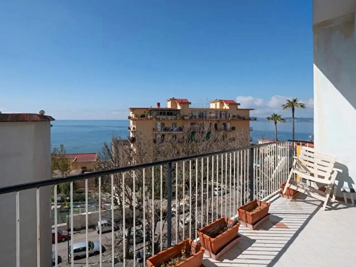 Appartamento trilocale in vendita in Via Eurialo, Napoli