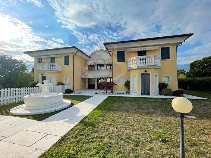 Appartamento con 6 locali in vendita in Fontanafredda