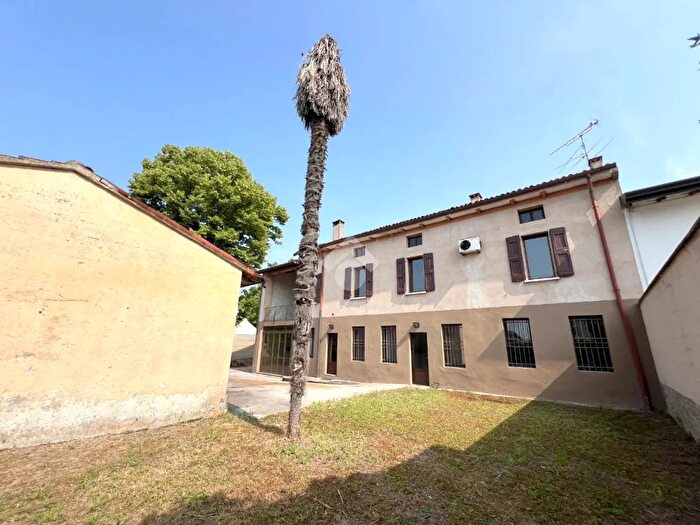 Casa quadrilocale in vendita in Via Piave, Casalmoro