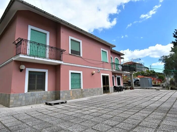 Casa con 14 locali in vendita in Via Caminata, Serra Ricco'