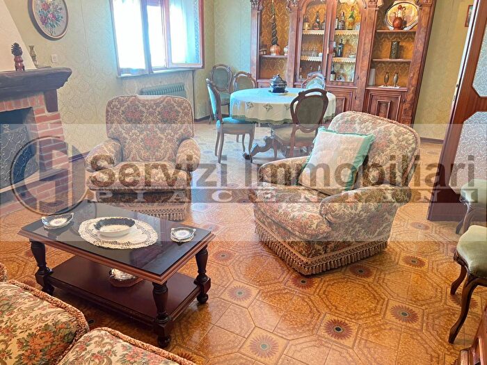 Casa con 10 locali in vendita in Via Bersaglieri, Cadeo