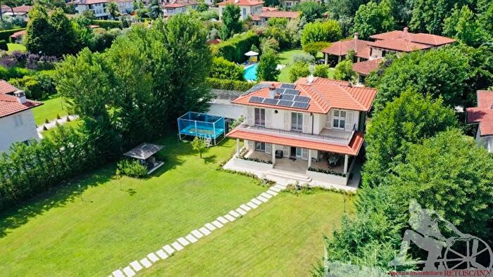 Casa con 9 locali in vendita in Forte Dei Marmi