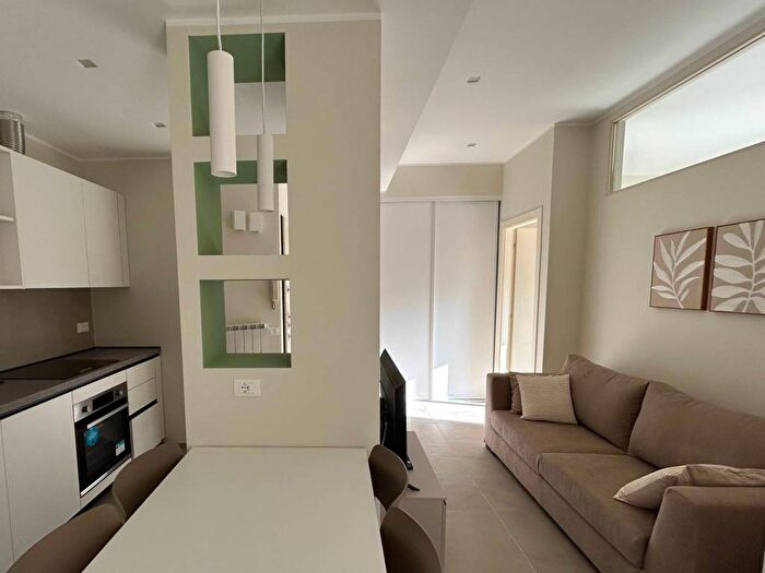 Appartamento trilocale in affitto in Via Soperga, Centrale, Milano