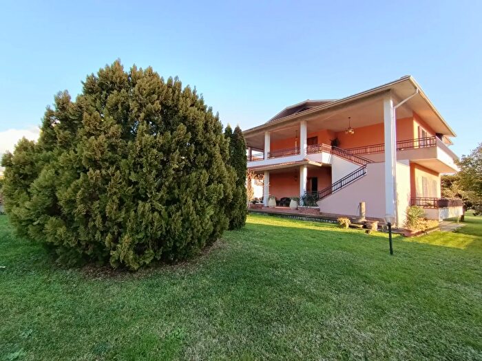 Casa con 9 locali in vendita in Licciana Nardi