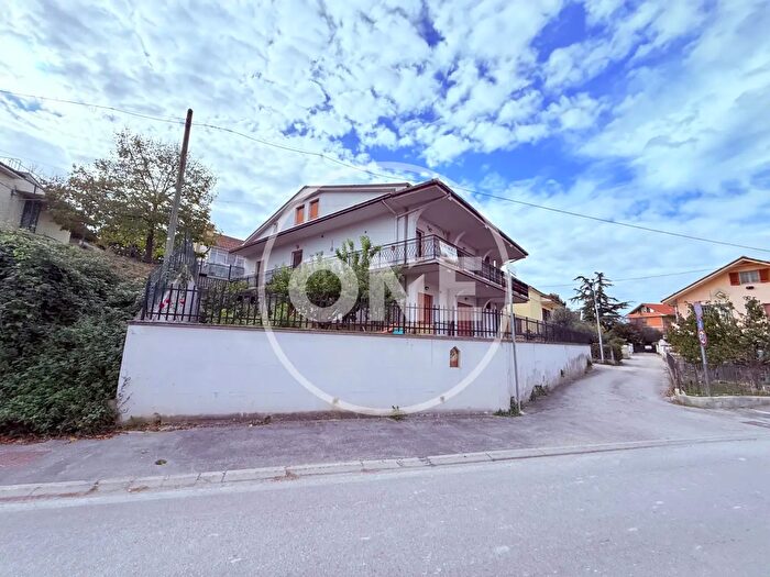 Casa con 10 locali in vendita in Via Vezzola, Chieti