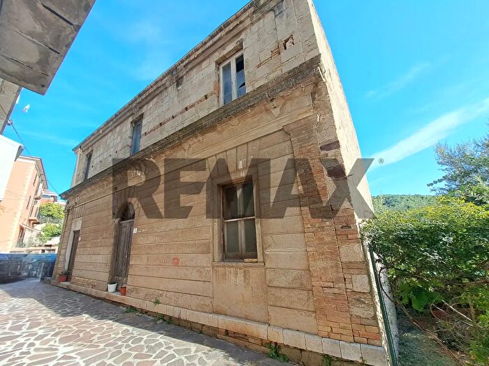 Casa con 11 locali in vendita in Via Vallone, Roccascalegna