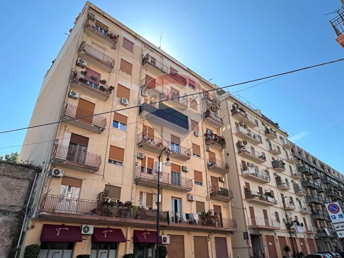 Appartamento con 6 locali in vendita in Via Gaetano Filangeri, Palermo