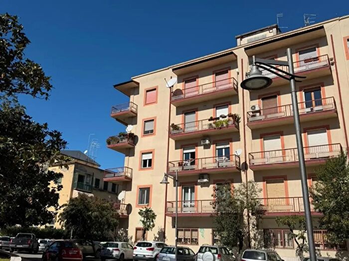Appartamento con 6 locali in vendita in Via Domenico Frugiuele, Cosenza