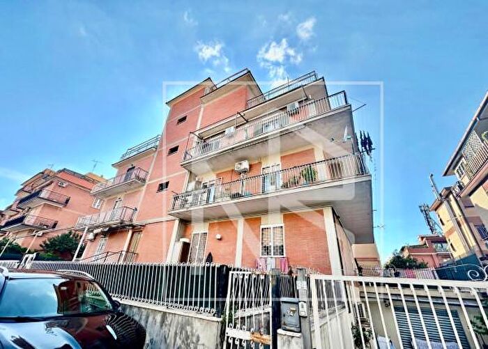 Appartamento trilocale in vendita in Via Paternopoli, Roma