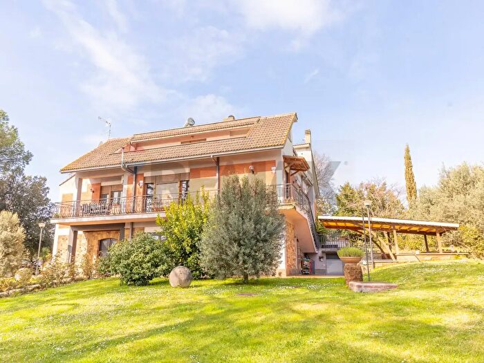 Casa con 12 locali in vendita in Via della Marcigliana, Roma