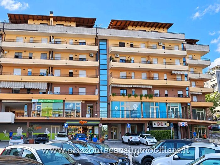 Appartamento con 6 locali in vendita in Folignano