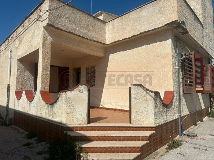 Casa con 6 locali in vendita in Campobello Di Mazara