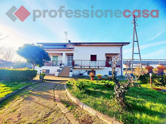 Casa con 5 locali in vendita in Via Valcatore, Aquino