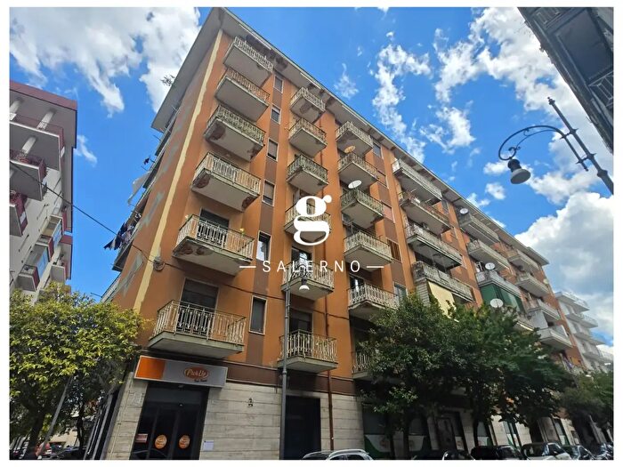 Appartamento con 5 locali in vendita in Via Santa Margherita, Salerno