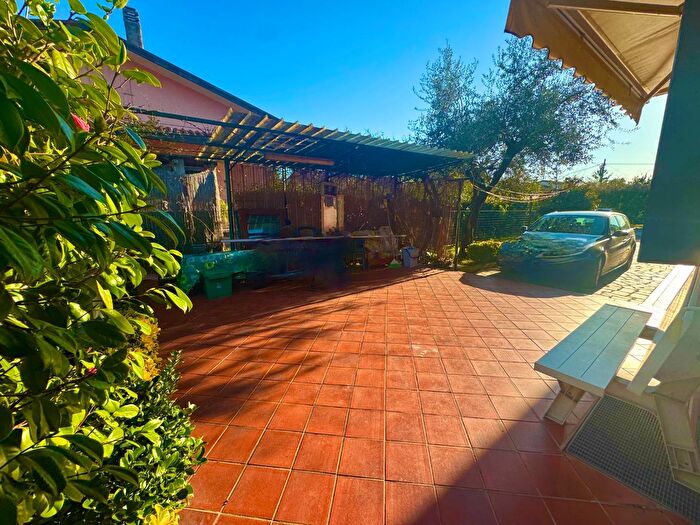 Casa con 5 locali in vendita in Massa