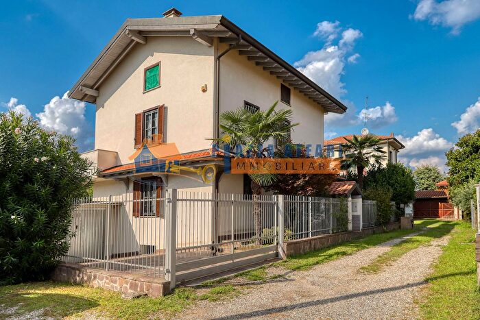 Casa quadrilocale in vendita in Via degli Ulivi, Gallarate