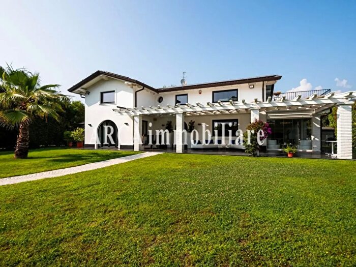Casa con 10 locali in vendita in Pietrasanta