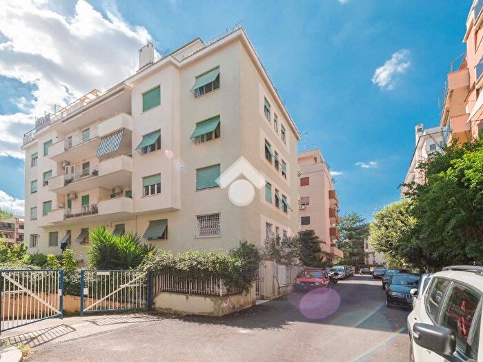 Appartamento trilocale in vendita in Via Pizzo Bernina, Talenti Monte Sacro, Roma