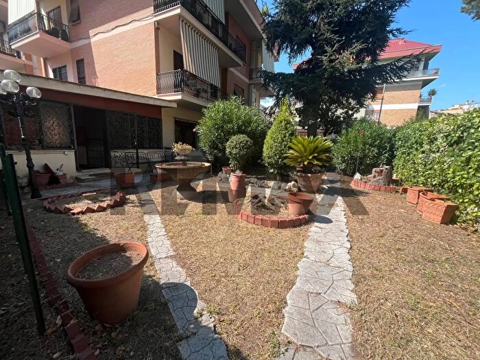 Appartamento con 8 locali in vendita in Via Campomorone, Roma