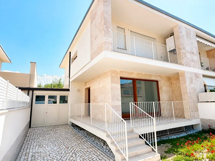 Casa quadrilocale in vendita in G Garibaldi, Camaiore