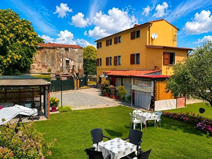 Casa con 6 locali in vendita in Sarzana
