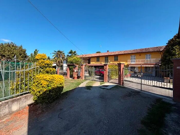 Casa con 6 locali in vendita in Via Scarabosio, Isola D'Asti