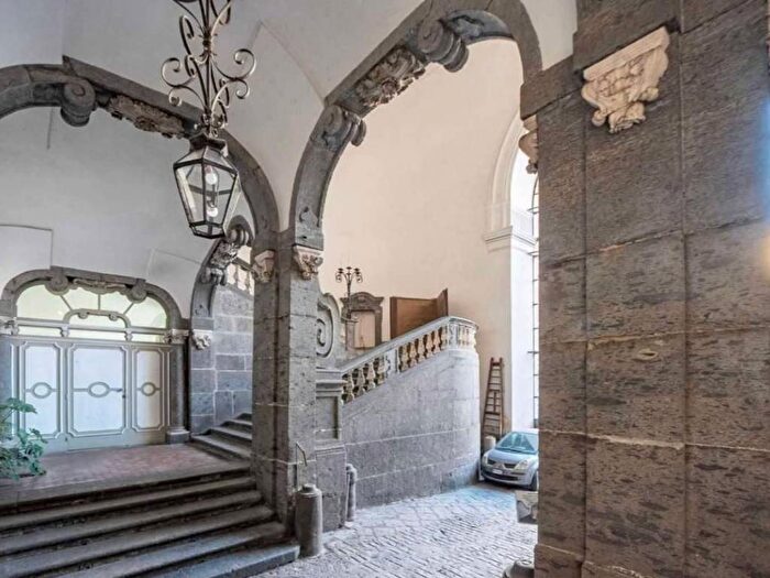 Appartamento trilocale in affitto in Santa Lucia, Napoli